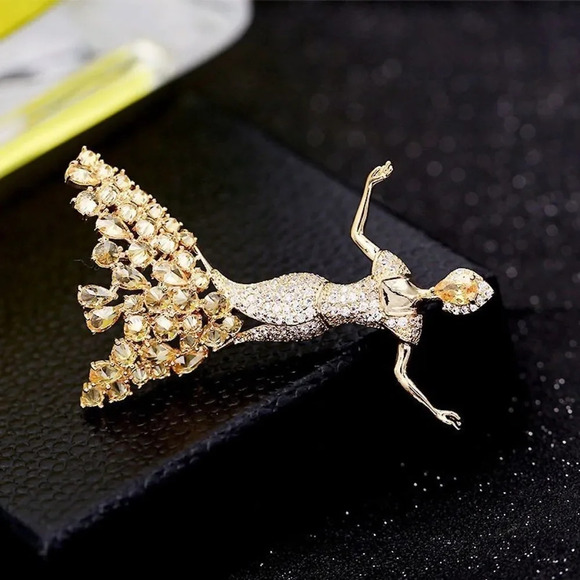 VQ Lady Brooch - Picture 3 of 6